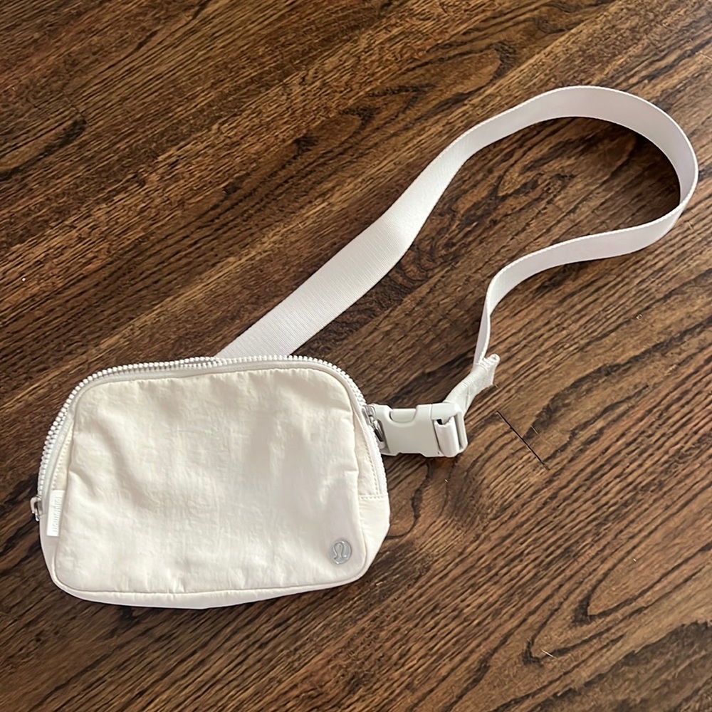 Lululemon Everywhere belt bag 2L